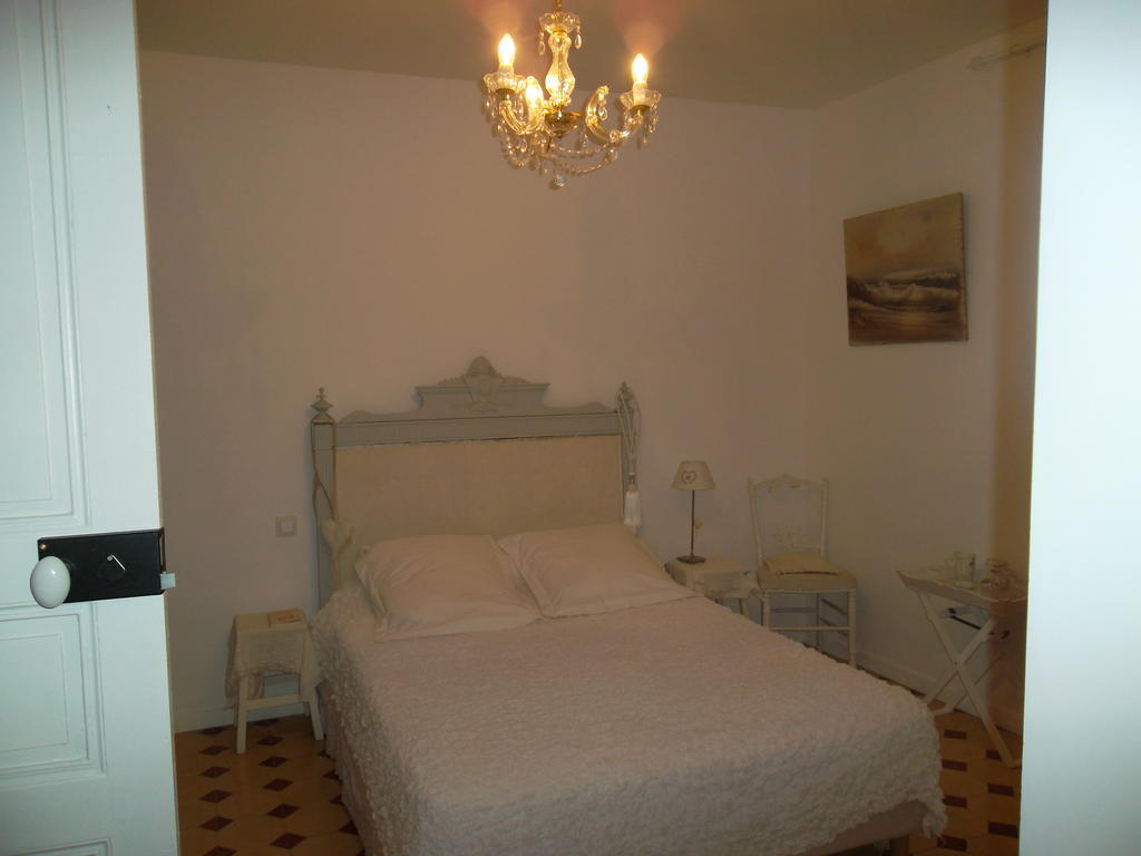 Aux Roses De L'Etang Hotell Capestang Rom bilde