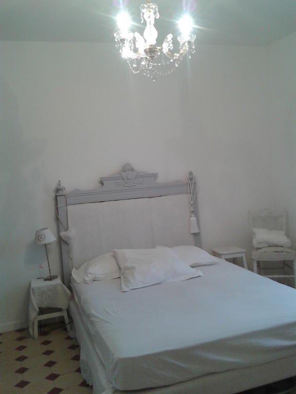 Aux Roses De L'Etang Hotell Capestang Rom bilde