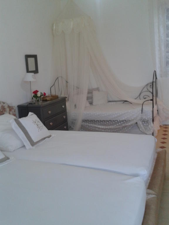 Aux Roses De L'Etang Hotell Capestang Eksteriør bilde